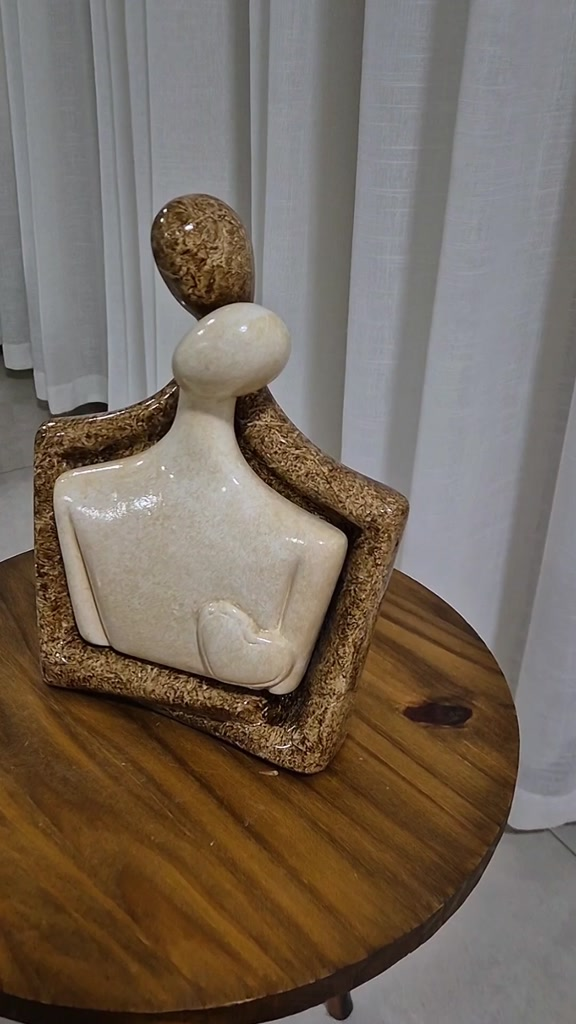 Escultura Casal Apaixonado Decoração Cerâmica Rack Sala Escritório
