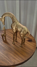 Escultura Decorativa Dupla de Girafa Luxo Enfeite Rack Sala Escritório